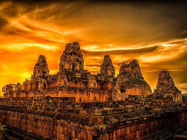 ruines anciennes d'un temple en pierre au coucher du soleil au Cambodge