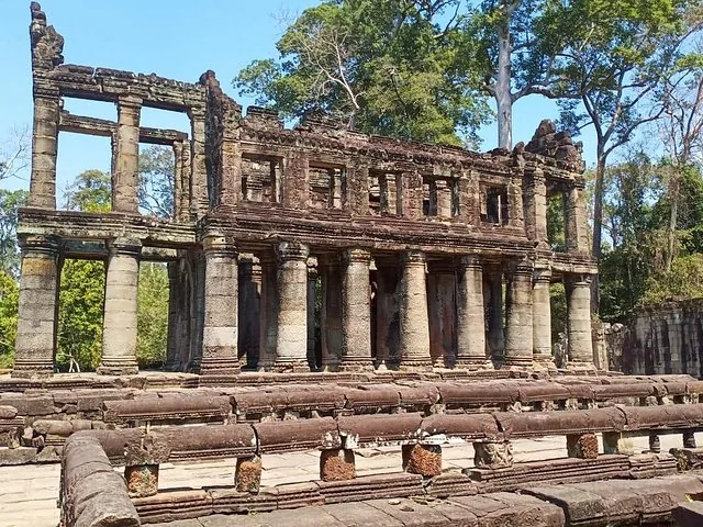 anciennes ruines en pierre du temple de Neak Pean au Cambodge
