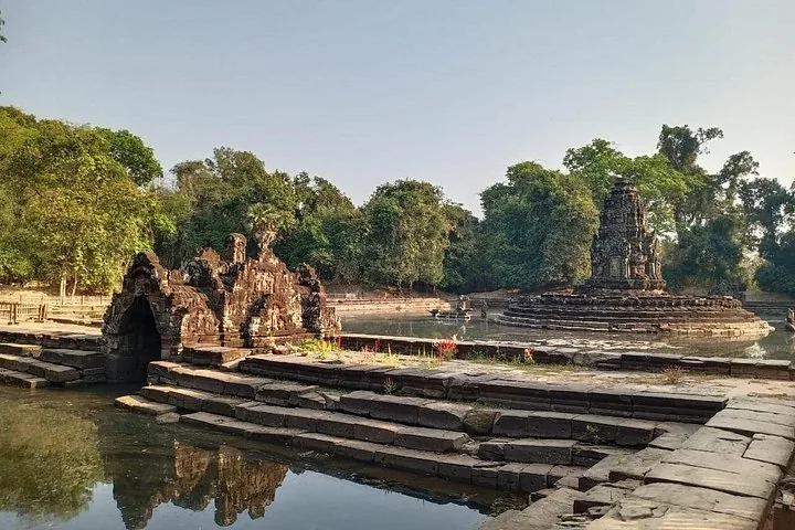 île du temple de Neak Pean entourée d'eau au Cambodge