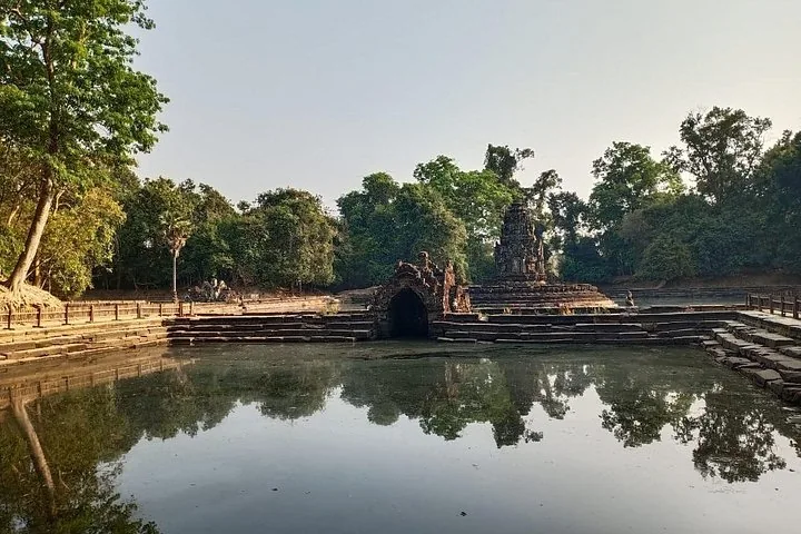 Die von Wasser umgebene Tempelinsel Neak Pean in Kambodscha