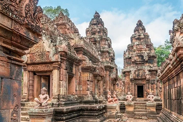 Kunstvolle Steinmetzarbeiten an alten Tempelruinen in Kambodscha