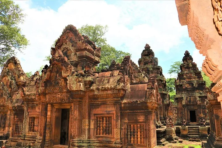 sculptures détaillées dans la pierre sur des ruines de temple ancien au Cambodge