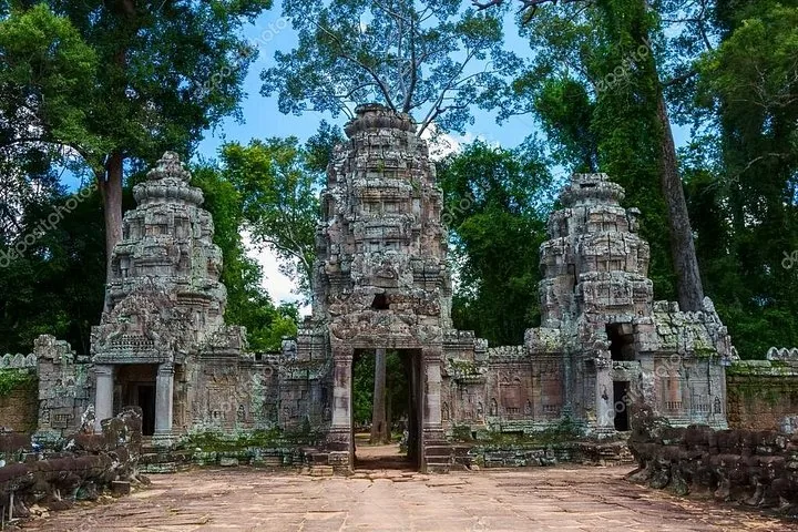 anciennes ruines d’un temple en pierre avec un portail central
